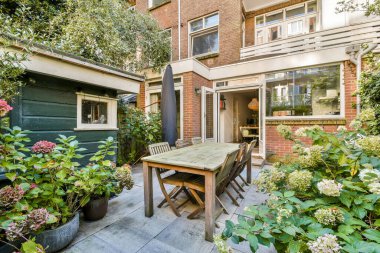 Bereketli yeşillik ve renkli çiçeklerle çevrili sakin bir açık hava yemek alanı, toplanma ve rahatlama için mükemmel..