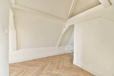 Temiz çizgiler, yumuşak renkler ve açılı duvarlardan süzülen doğal ışığın oluşturduğu geniş bir iç mekan rahatlama ve çalışma için mükemmel bir ortam yaratıyor..