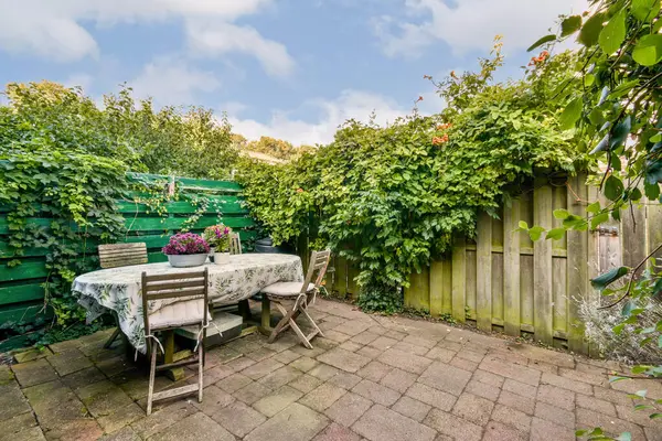 Yeşilliklerle ve ahşap çitlerle çevrili büyüleyici bir açık hava yemek alanı. Toplanma ve doğada sessiz anlar için mükemmel..