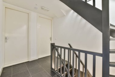 Temiz çizgiler ve çağdaş estetik içerikli, iç mimari tasarım sergilemek için ideal modern merdiven manzarası..