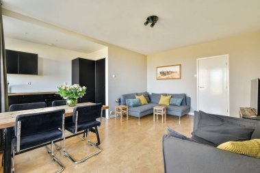 Rahat bir oturma alanı ve bitişik bir yemek alanı olan modern bir yaşam alanı. Doğal ışık tarafından yaratılan parlak ve davetkar atmosfer.