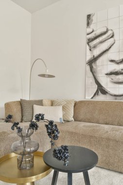 Şık bir oturma odası, rahat bir kanepe, zarif bir masa ve dekoratif unsurlar. Sanatsal duvar tasarımı modern estetiği geliştirir..