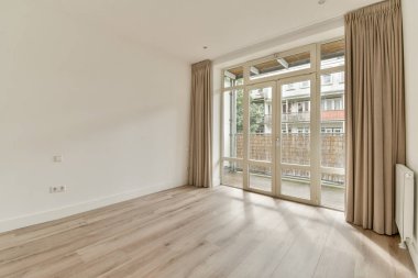 Geniş pencereli, doğal ahşap döşemeli, parlak ve havadar bir oda. Çağdaş yaşam için mükemmel bir ses tonu. İç tasarım ilham kaynağı için ideal.