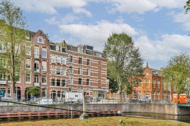 Amsterdam 'ın manzaralı kanallarında gezinmek geleneksel Hollanda mimarisi ve yemyeşil bir karışımı gözler önüne seriyor, sakin bir yürüyüş ya da fotoğraf için mükemmel..