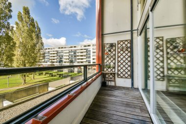 Gösterişli bir balkon, ağaç çizgili yolları ve davetkar bir açık hava ortamının yer aldığı çağdaş yerleşim alanının çarpıcı bir görüntüsünü sunuyor..