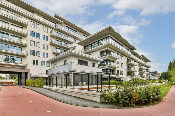 Zarif mimari ve iyi korunan açık hava alanlarının yer aldığı çağdaş bir konut binası, doğa ve modern yaşamın uyumlu bir karışımını sergiliyor..