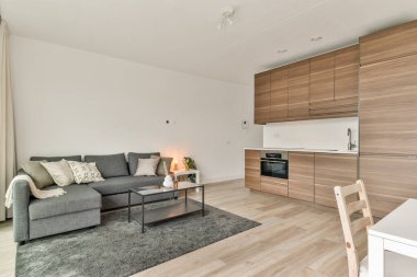 Gösterişli, çağdaş bir mutfak, nötr tonlar ve basit mobilyalarla modern yaşam için ideal minimalist yaşam alanıyla kusursuz bir şekilde bütünleşir..