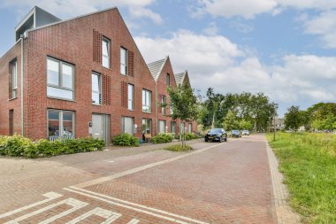 Şık tasarım unsurları olan çağdaş binalar canlı bir caddeye kurulmuş, kentsel yaşam ve yeşillik karışımı sergiliyorlar..