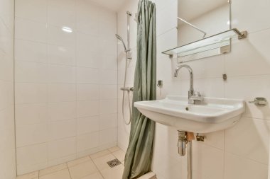 Seramik fayanslar, modern lavabo ve işlevsellik ve stil için minimalist tasarım unsurları olan gösterişli ve çağdaş bir banyo..