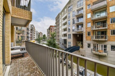 Modern bir apartman balkonundan çarpıcı bir manzara. Çağdaş mimari ve sakin bir ortam sergiliyor. Şehir yaşamı için mükemmel..