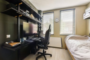 Pürüzsüz ve modern bir ofis, bilgisayar çalışma istasyonu, pencerelerden yansıyan doğal ışık ve üretkenlik için rahat bir atmosfer..
