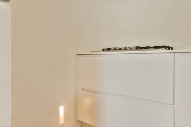 Temiz hatları, minimalist dolapları ve yumuşak ışıklandırmaları olan şık ve modern bir mutfak, davetkar bir yemek alanı yaratıyor. Tasarım işlevselliği ve zarafeti vurgular..