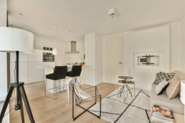 Zarif ve şık bir modern mutfak ve yaşam alanı. Minimalist tasarım, nötr renkler ve açık düzeni geliştiren çağdaş mobilyalar..