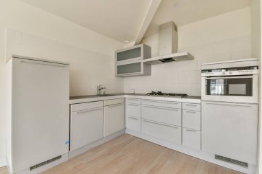 Şık ve çağdaş bir mutfak. Gösterişli dolaplar, modern aletler ve verimli bir düzen. Yemek ve eğlence için mükemmel..