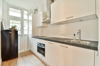 Zarif, modern bir mutfak, gösterişli dolaplar, paslanmaz çelik aletler, ve minimalist estetik, çağdaş yaşam alanları için mükemmel..