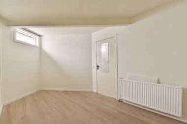 Parlak ve havadar oda, nötr tonlar ve pencereden yayılan doğal ışık ile minimalist bir tasarım sergiliyor, modern yaşam için mükemmel..