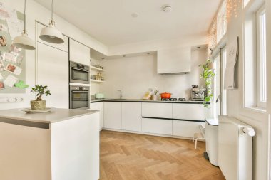 Modern mutfak vitrinleri, modern aletler ve yemek pişirmek için sıcak ve davetkar bir atmosfer sağlayan rahat bir tasarım..