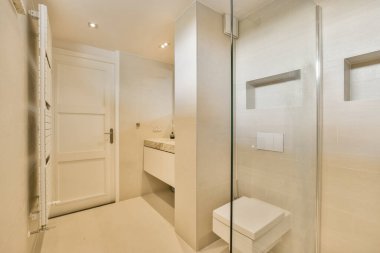 Pürüzsüz, çağdaş bir banyoda minimalist tasarım elementleri, zarif armatürler ve nötr tonlar serin ve şık bir atmosfer yaratıyor..