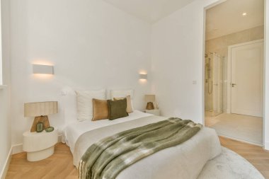 Zarif, modern bir yatak odası. Minimalist dekorlar, nötr tonlar ve yumuşak dokular. Huzurlu ve davetkar bir ortam yaratıyor..