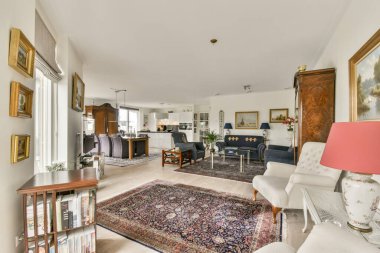 Zarif mobilyaları, sanat eserleri ve rahat atmosferi olan, rahatlatıcı ve stil sahibi modern bir yaşam alanını güzel bir şekilde tasarlanmış bir iç mekan..