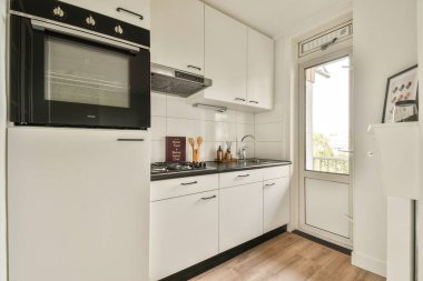 Pürüzsüz ve şık mutfak tasarımı. Minimalist dolaplar, çağdaş aletler ve temiz çizgiler ve işlevselliği vurgulayan parlak, havadar bir atmosfer..
