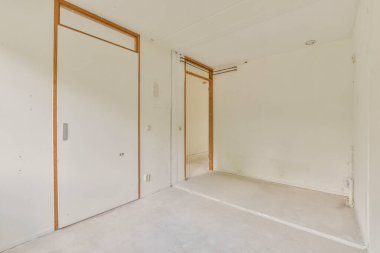 Geniş, boş bir oda. Temiz çizgiler, beyaz duvarlar ve ışık tabanı var. Huzurlu bir ortam ya da sanat stüdyosu yaratmak için mükemmel..