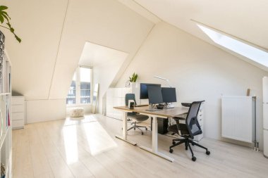 Parlak ve havadar modern ofis alanı, parlak mobilyalar, çift bilgisayar ayarları, ve geniş pencereli geniş güneş ışığı alan. Şık, minimalist bir tasarım üretkenliğe katkı sağlar..