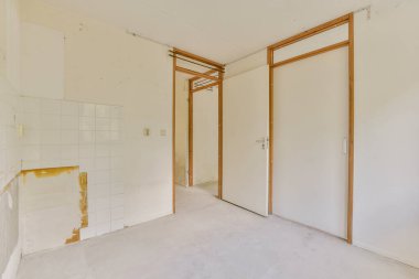Beyaz duvarları ve ahşap aksanları olan modern minimalist mimarinin sergilendiği boş bir oda. İç tasarım için mükemmel ilham veya yenileme fikirleri.
