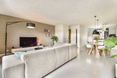 Zarif mobilyaları ve davetkar atmosferi olan, rahatlama ve toplanma için mükemmel minimalist tasarımı olan çağdaş bir oturma odası..