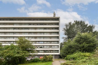 Yeşillik ve ağaçların arasında yuva yapmış, kentsel ve doğal elementlerin dengesini gösteren çağdaş bir yerleşim yeri..