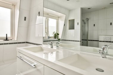 Çağdaş banyo, gösterişli eşyalar, bol doğal ışık ve temiz estetik içeriyor. Rahatlamak için mükemmel bir ev inzivası..