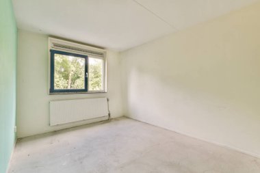 İçinde doğal ışık bulunan boş bir oda, yeşil duvarlı ve minimal dekorlu, iç tasarım kavramları için ideal..