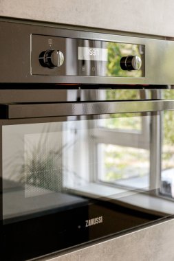 Pürüzsüz ve şık bir Zanussi fırını dijital ekran ve kontrol düğmeleri var. Çağdaş mutfak estetiği için mükemmel..