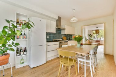 Şık ve çağdaş bir mutfak, temiz hatlar, geniş doğal ışık ve zarif mobilyalar, hem yemek hem de yemek için mükemmel..