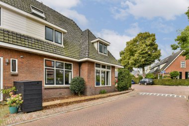 Modern mimari, yeşillik ve aile hayatı için ideal huzurlu bir sokak manzaralı pitoresk bir banliyö evi..