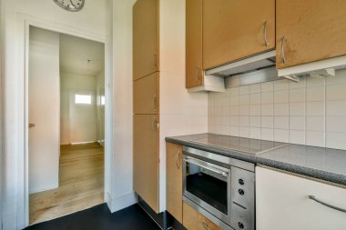 Modern dolaplar, cihazlar ve modern yaşam alanları için ideal işlevsellik ve stili vurgulayan temiz bir düzenden oluşan minimalist bir mutfak..