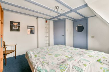 Parlak ve davetkar bir yatak odası, rahat bir yatak odası, şık bir duvar dekorasyonu, ve sakin bir atmosfer yayan iyi düzenlenmiş bir yer..