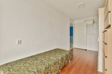 Minimalist tasarım elementleri, ahşap döşemeler ve nötr renkli duvarlar içeren geniş bir iç mekan, sakin bir atmosfer yaratıyor. Modern yaşam için mükemmel..