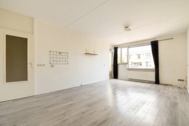 Geniş iç dekorasyon için ideal temiz ve minimalist bir atmosfer sunan geniş pencerelere sahip geniş bir iç mekan..