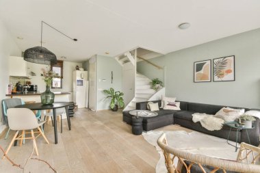 Zarif mobilyaların, rahat bir atmosferin ve zevkli duvar sanatının yer aldığı, rahatlama ve sosyal etkinlikler için mükemmel bir davet odası..