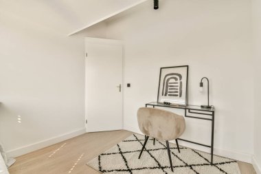 Zarif gölgeler ve dokularla donatılmış parlak, minimalist bir iç mekâna sahip şık bir sandalye ve masa içeren temiz ve modern bir çalışma alanı..