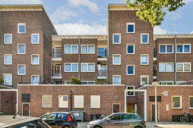 Farklı yapılar, balkonlar ve şehir yapılarının karışımından oluşan çağdaş, çok katlı bir apartman..