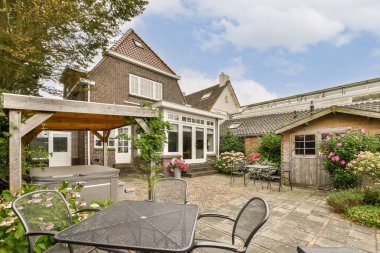 Serin yeşilliklerle çevrili rahat bir ev ve açık hava koltukları olan, rahatlamak ve toplanmak için mükemmel bir ortam..