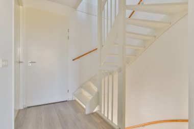 Temiz çizgiler ve nötr renklerden oluşan parlak ve minimalist bir merdiven. Tasarım, havadar bir havayı korurken işlevselliği vurguluyor.