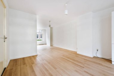 Açık pencereli Parlak Boş odanın içi