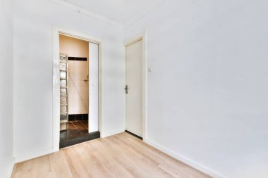 Banyonun sürgülü beyaz kapısını açtı.