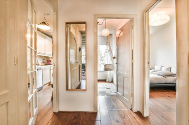 Boş oda, tavanlı daire, parke zemin ve beyaz duvarlar.