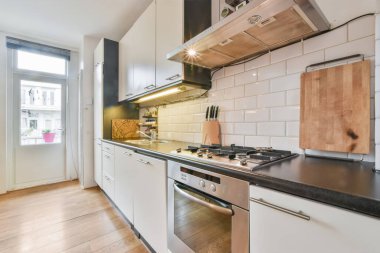 Konforlu tasarlanmış modern mutfak iç mimarisi tüm cihazlarla