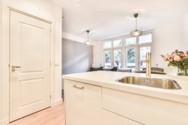 Konforlu tasarlanmış modern mutfak iç mimarisi tüm cihazlarla