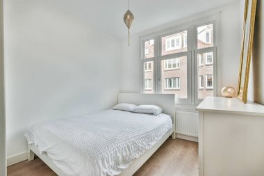 Güzel bir yatak odası, yeni lüks bir ev, biraz dekorlu.